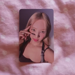 Twice Nayeon photocard - Twice Nayeon photocard från 'between 1&2' album Skriv gärna om du har någon fråga!!  Accepterar inte returer‼️🚫  Fraktar inom hela EU!