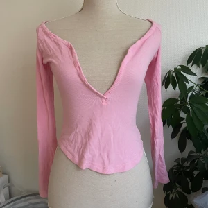 Söt långärmad  - Supersöt långärmad tröja. Går ej att knäppa men superfin med en tröja under. Som ni ser har den några defekter. Dock supermjuk och snygg passform. 