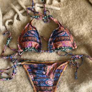 Säljer en helt oanvänd Bikini!🥰såå himla fint mönster på den😍Bikinin är justerinsbar  storlek xs-s🥰🩷 