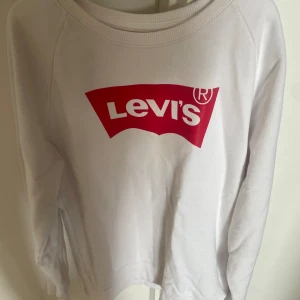 Levi’s tröja - En Levi’s tröja som är i storlek xs och även i bra skick och har andvänds 1 gång innan💕säljer den för 50kr