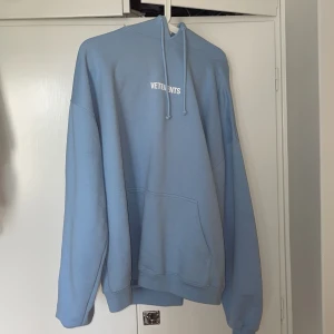 Vetements hoodie - I princip ny, använd 2 gånger  Storlek xs men är oversized så sitter som en vanlig S/M  Priset är en steal vanligtvis går hoodien för 4000.