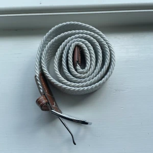 Braidbelt vit - Riktigt snyggt bälte i färgen vit, skickar oftast samma dag och fraktas inom 1-3 dagar. Skick 9/10 har använt några gånger men inga synliga defekter 