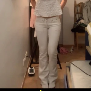 Lågmidjade vita jeans - Säljer dessa suuuuperfina lågmidjade jeans💕 Dem är från Levis men köpta secondhand. Dem är i superbra skick! Storleken är 28x34 och skulle säga att de motsvarar xs/s eller 34/36. Dem är långa i benen och passar mig som är 173, se första bilden💕 