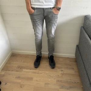 Replay Anbass hyperflex  - Använda en gång, Ny pris: 1800kr.  Vårt pris: 999kr. Inga skador eller defekter. Storlek 28. Bara att skriva vid funderingar! Pris kan diskuteras vid snabb affär! 