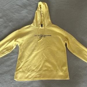 Hoodie  - Jätte fin och skön säljer den för har blivit för liten💛