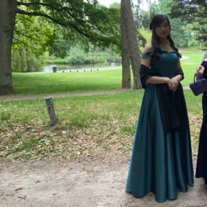 Balklänning - Använt balklänningen vid 1 tillfälle och köpt i år. Originalpris 1700kr. Kan lukta lite öl vid nedre delen, då min kompis spillde öl på golvet nära mig. Frakt ingår.   Står storlek 32, men passar mig perfekt som XS. Jag är 163 cm och väger 52 kg