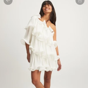 LOJSANxNAKD - helt ny klänning från nakd, storlek 34