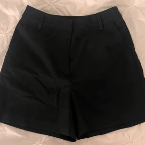 Kostym shorts   - Kostym shorts svart i storlek 36 från Bik bok. Aldrig använt endast tagit bort prislappen. Har fickor vid varje sida av höften. 