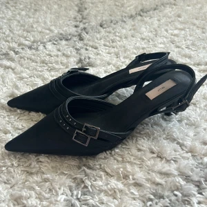 Klackskor - Säljer dessa klackskor från Nelly då dom ej kommer till användning! Storlek 38