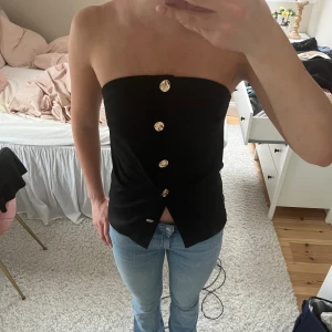 Bandeau topp - Super snygg bandeau topp med guldiga knappar🩷 säljer då den inte kommer till användning