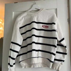 Randig hoodie - Säljer min randiga hoodie från hm i gott skick, för 99kr 