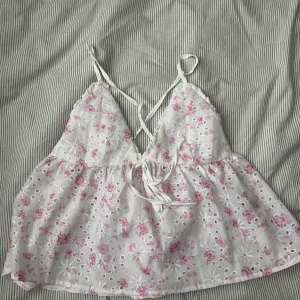 Blommig topp - Väldigt fin topp som aldrig använts 