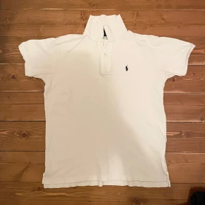 Ralph Lauren Piké  - Klassisk vit Ralph Lauren piké i ett mycket fint skick. Perfekt till sommaren.  Skriv vid frågor/funderingar! :)