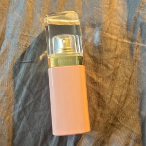 Parfym från Hugo boss - Bra skick!!, passade inte mig i doften🤗 och mer än hälften kvar🙌 Meddela innan köp!!