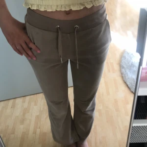 Mjukisbyxor - Mjukisbyxor i storlek 146, säljer för att de är för korta💞 Jag är 150-155 cm lång. Hoppas någon gillar dem👍🤷‍♀️