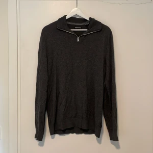 Half zip Jack and Jones  - Säljer nu min skit snygga Jack and Jones halfzip som blir perfekt för de där kalla sommarnätterna🌅😎. Säljes pga att den inte kommer till användning🍾🥂
