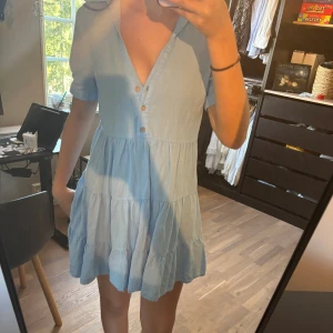 Sommarklänning  - Jättesöt och skön sommarklänning från zara. Endast använd en gång så i ny-skick. Storlek s men passar Xs och M också.
