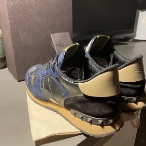 Valentino Rockunner - Säljer dessa eftertraktade blåa rockrunners i size 44,5 IT vilket motsvarar size 45 EU. Medföljer box,dustbag,valentino kort.  Skick 9/10 inga defekter på skorna utöver att de är använda i två månader. Självklart äkta! Priset är ej fast. TRADE FUNKAR