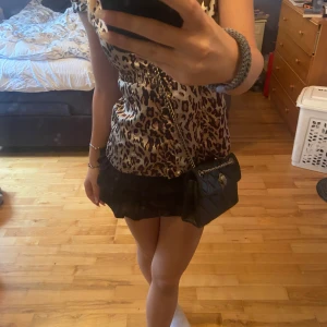 Svart kjol - Säljer denna jättegulliga minikjol med inbyggda shorts från subdued! Nypris 35 euro. Aldrig använd, kontakta vid frågor!🤍
