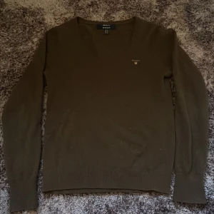grön stickad tröja - grön stickad tröja med v-ringning.  aldrig använd.  från gant i storlek XS
