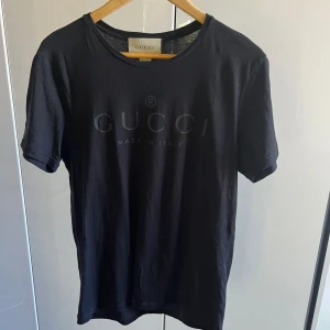 Gucci t-shirt - Inköpt i butik hos Gucci i Italien. Tags o allt sitter kvar. Storlek L (mer åt M, italienska storlekar). Kostar nog 4000 nåt på hemsidan