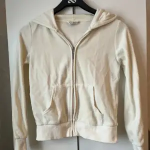 En glittrig crémevit kofta / zipup hoodie från Cubus i strl 146/152, men skulle säga att den även passar XSS-XS!💓🌟