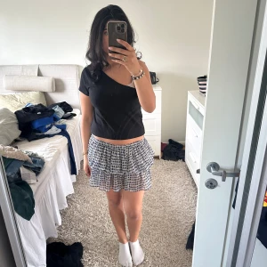 Kort volang kjol - Jätte söt volang kjol som är perfekt nu till sommaren💗 den är vit med blåa prickar! 