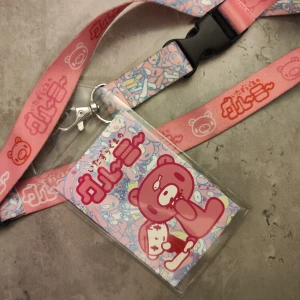 Gloomy Bear nyckelband  - Officiell produkt! Köpt på Spencers i USA!  Begagnad men mycket fin, därför säljer jag den till bra pris. Pink just isn't my colour. 🩷