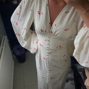 ADOORE KLÄNNING - Storlek 36, bara provad, lappar kvar🤍