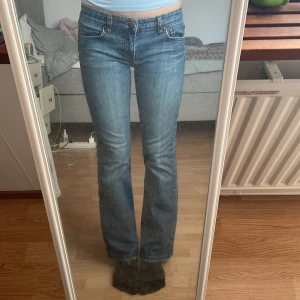 Vintage bootcut jeans! - Säljer vintage bootcut jeans då dom är för små för mig! Prislappen är fortfarande kvar och dom har aldrig andvänds! Dom är i storleken small och 28 i midjan! Dom passar mig i längden som är 170 Kontakta gärna vid fler frågor eller bilder!🫶☺️ 