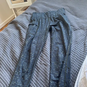 träningsbyxor - militärmönster, mörka 