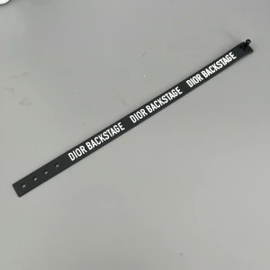 Dior armband  - Intressekoll på mitt autentiska dior armband som jag fick när jag köpte parfym i deras affär. Kom med prisförslag alternativt byten mot valentino armband. Armbandet är i nyskick