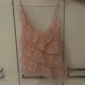 Topp - Säljer nu denna helt oanvända rosa volang topp som passar perfekt nu till sommaren! (Säljer pga att jag råkade köpa två av samma topp!)