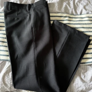 Stockholm Surfboard Club kostymbyxor - Stockholm Surfboard Club, vida kostymbyxor i strl 48, välvårdade och skonsamt använda