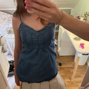 Jeans topp - Snygg jeans topp från vintage 157 (lager 157) i stl M. Har stretch på baksida vilket gör så att flera storlekar kan ha den! Skriv privat för fler frågor eller bilder! 💕