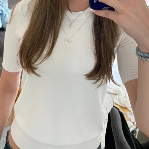 As snygg zara topp som även saga stq har! Den är jätte gullig och ett perfekt basplagg för all årstider! Säljer då jag redan har en likadan fast i svart. Köpt för  349kr och använd få gånger!🥰 priset går att diskuteras! - Jag är 176cm lång. Extremt bra skick, inga defekter. Tvättas självklart innan jag skickar!🥰
