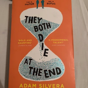 They both die at the end - Super intressant bok att läsa, rekommenderar starkt!  Köpt på Amazon och är i perfekt skick. 