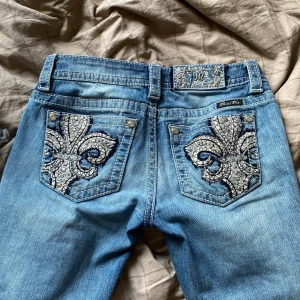 Miss me jeans! - Jätte fina miss me jeans, ny skick. Har sytt ut dom längst ner så dom sitter flared. Storlek 26. Midjemåttet: 80cm innerbensmått: 74cm Benöppning: 22cm fråga gärna efter fler bilder!! 