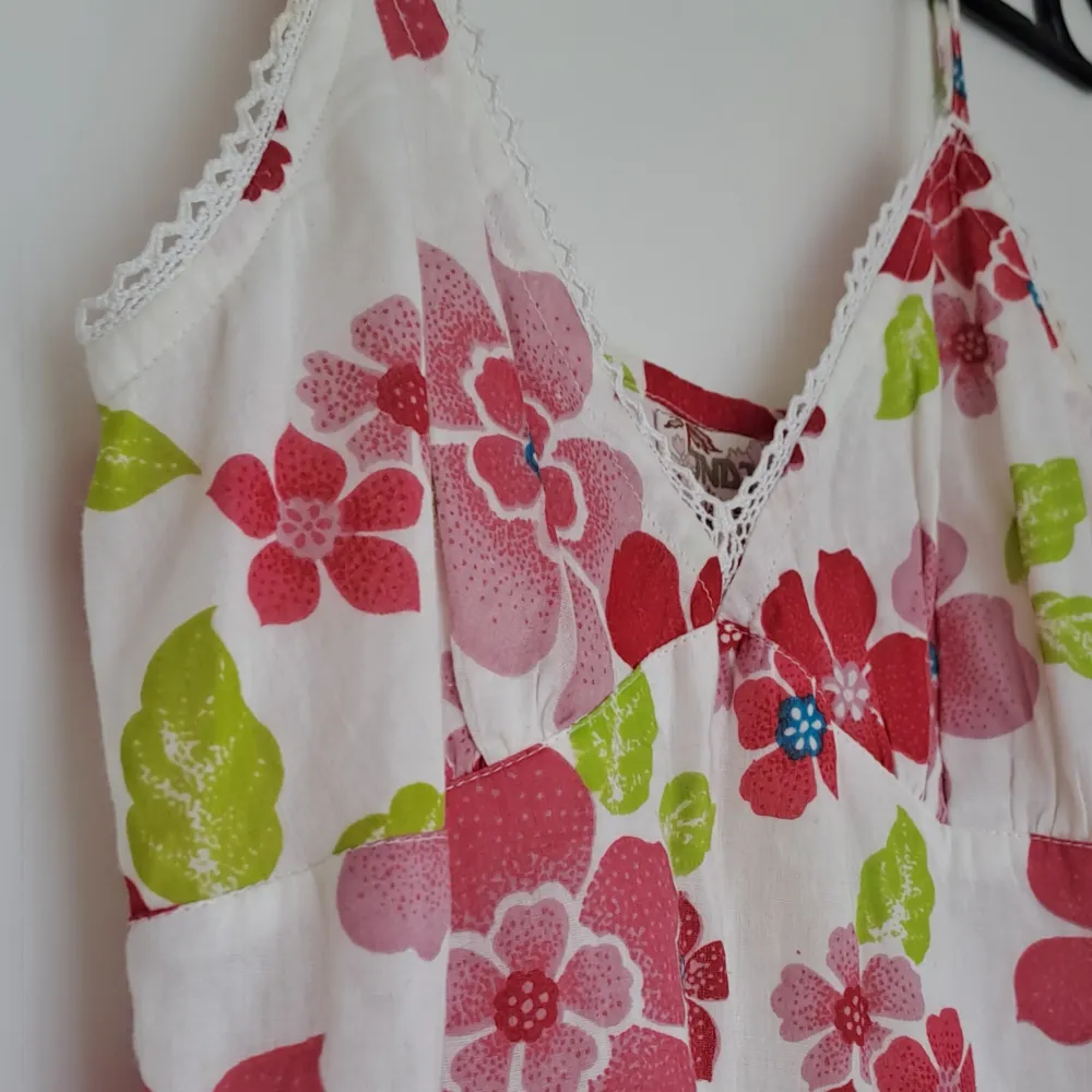 Blommig & somrig klänning som kommer från Indiska flera år tillbaks! Jättehärlig att ha en varm sommardag eller på semestern. 🌸🌼🌺 Ställ gärna frågor om du har några!. Mekot.