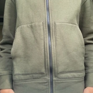 Sail racing zip hoodie - Säljer en sail racing zip hoodie i storleken 160 modellen är 164cm lång  Skick 8/10 Det finns en skada på insidan av ena fickan där tyget inne i fickan är avklippt men det synns inte innifrån eller utifrån tröjan Hör av dig för minsta fundering
