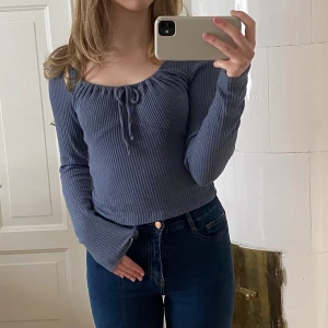 Hollister Tröja - Jättefin tröja från Hollister som dessutom är SUPERSKÖN! Kommer dock inte till användning. 💙💜