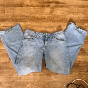 Jeans - Lowrider jeans från lager157, lågmidjade och lite baggy. Skick enligt bild