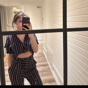 Snyggt sett - Supersnyggt skjorta och byxa som inte hör  ihop men man kan ha som ett sett eller använda separat. Byxor storlek s från pull&bear och skjorta storlek M från Busem.