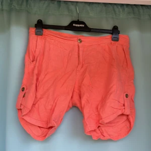 Shorts  - Shorts i bra skick använd ett par gånger 55%linne och 45% viskos 
