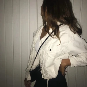 Vit jeansjacka - Vit jeansjacka från Pull&Bear i storlek S🤍Endast använd några gånger och är i bra skick! Säljer för 250 kr