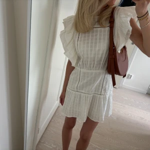 Volangklänning  - Supersöt volangklänning från Loavies som aldrig kommit till användning❤️ storlek M men sitter bra på mig som normalt har xs/s