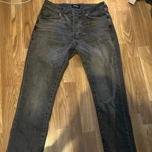 Ett par väldigt fräscha Jack & Jones jeans, använda 1 gång och har hållit sig i ett nytt fint skick!