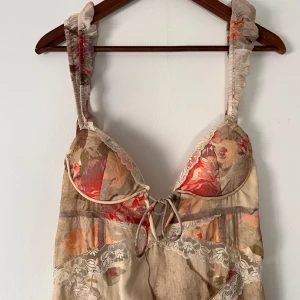 Klänning - Klänning jag beställde från asos, men missade returdatum. Den är jättefin och passade förutom bröst delen, så vet du om att du har storlek 42/L med lite större bröst, kommer den täcka lite lite.  Har endast beställt och sedan provat Orginalpris 929