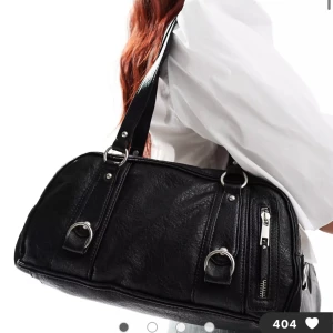 Väska Bershka - Jätte söt väska från Bershka. Nyskick, aldrig använd. Köptes för 369. Säljer för 200kr. Säljer pga av att jag fick fel vara vid beställning.