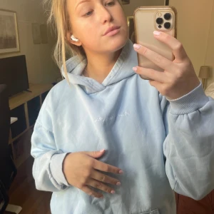 Ljusblå hoodie Pretty little thing - M/L passar! 